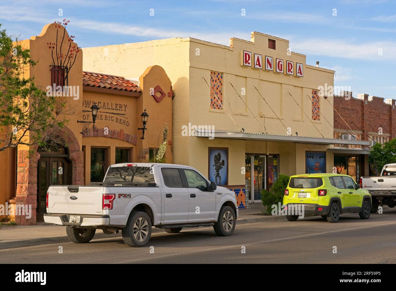 Le cinéma Rangra, à l'origine le Berkeley Building, construit en 1921 au centre-ville d'Alpine Texas Banque D'Images