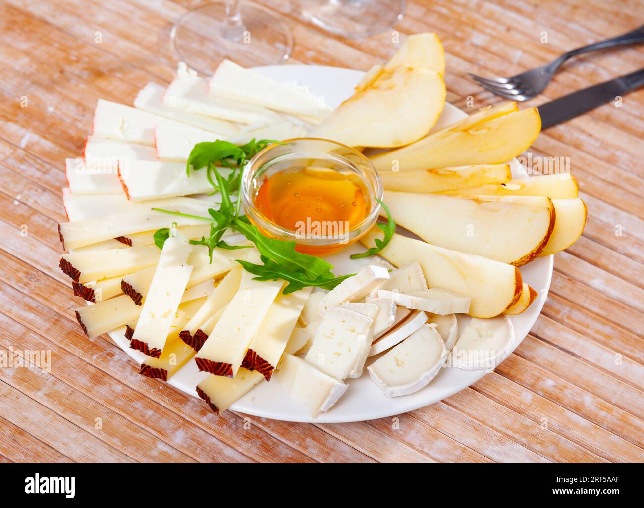 Différents types de fromage tranchés et servis sur l'assiette Banque D'Images