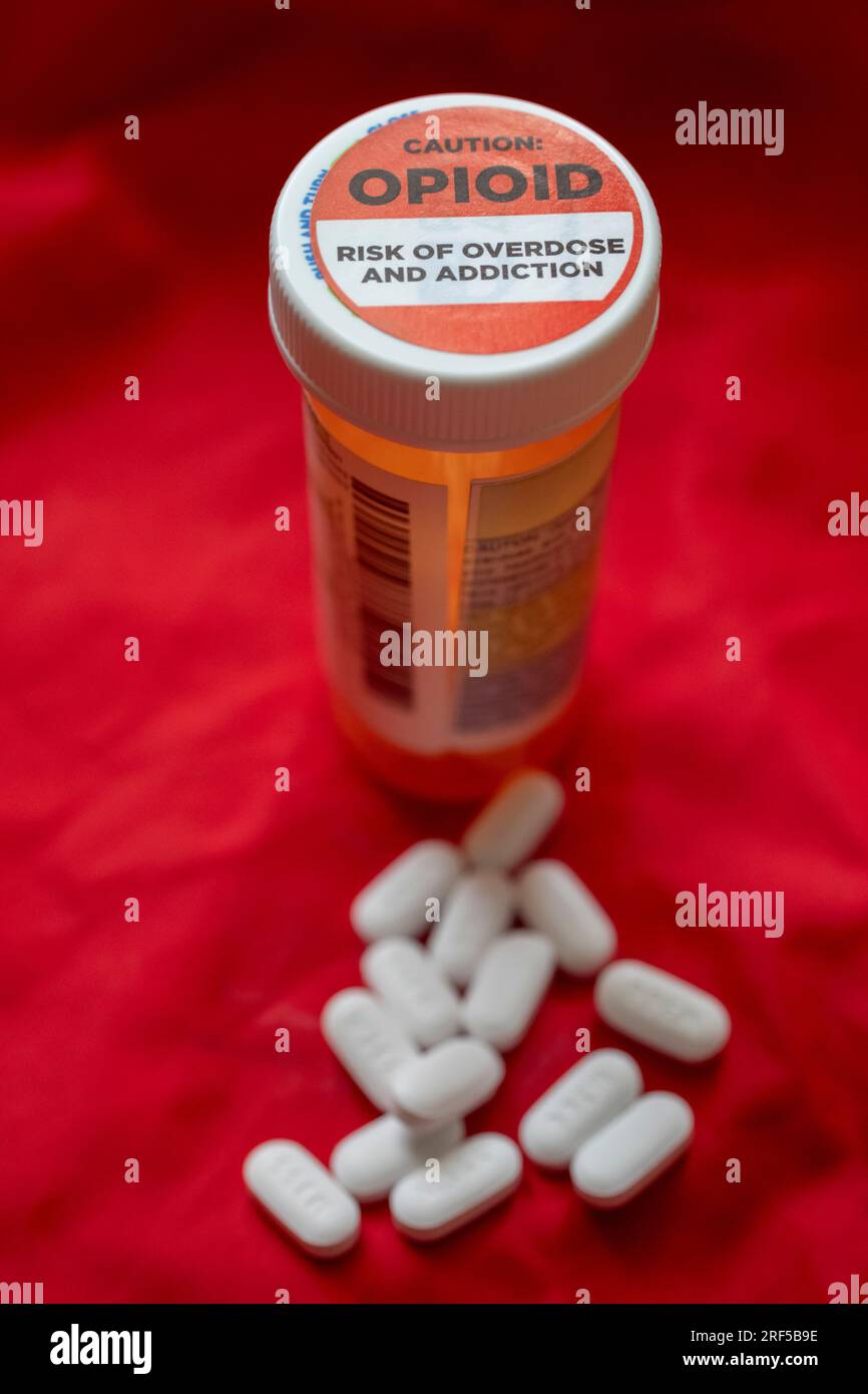 Une étiquette apposée sur une bouteille de pilules opioïdes d’hydrocodone-acétamine met en garde contre le danger de surdosage et de dépendance. Banque D'Images