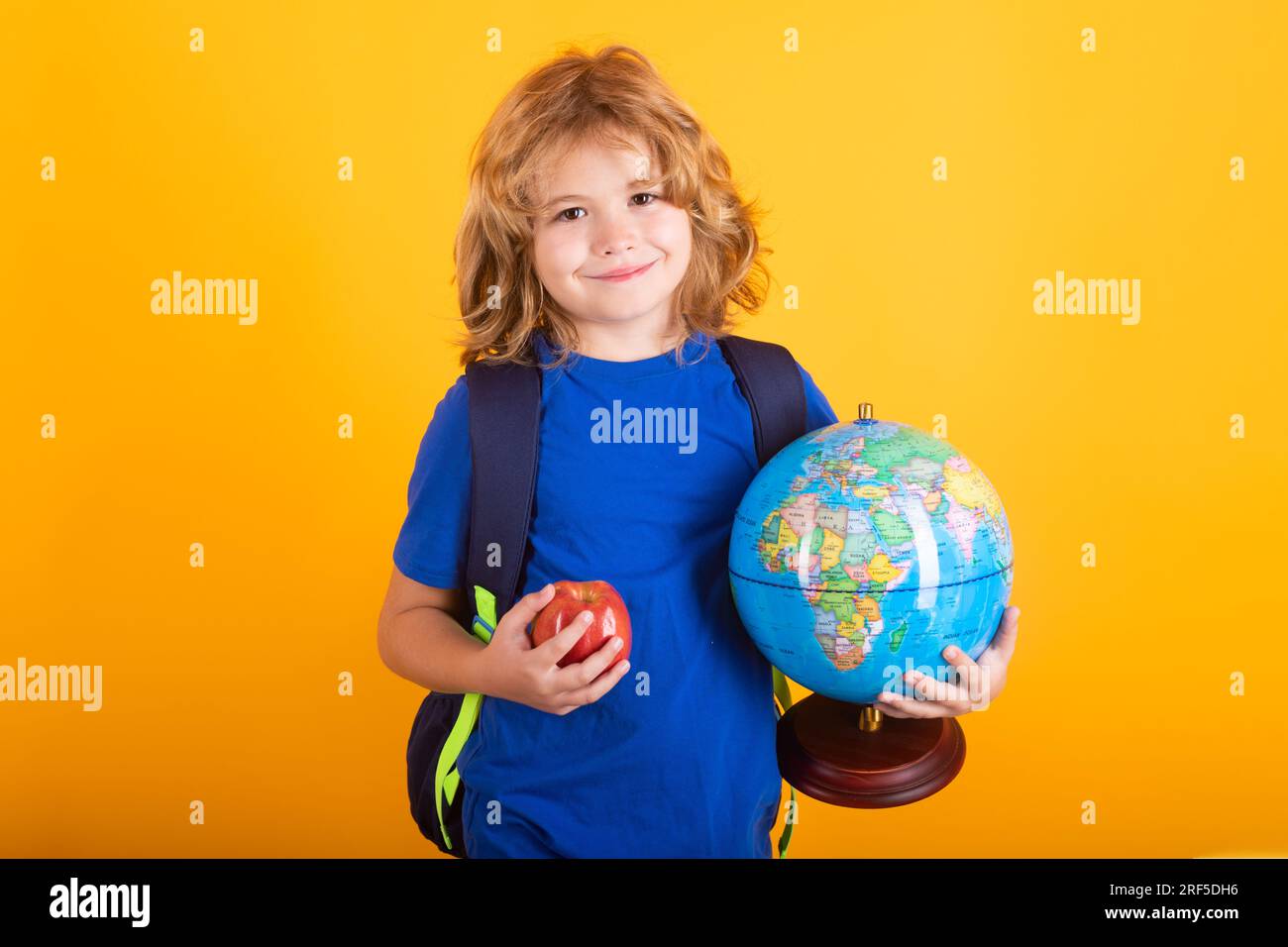 Globe et pomme du monde pour écolier. Écolier 7-8 ans avec livre retourner à l'école. Petit étudiant. Banque D'Images