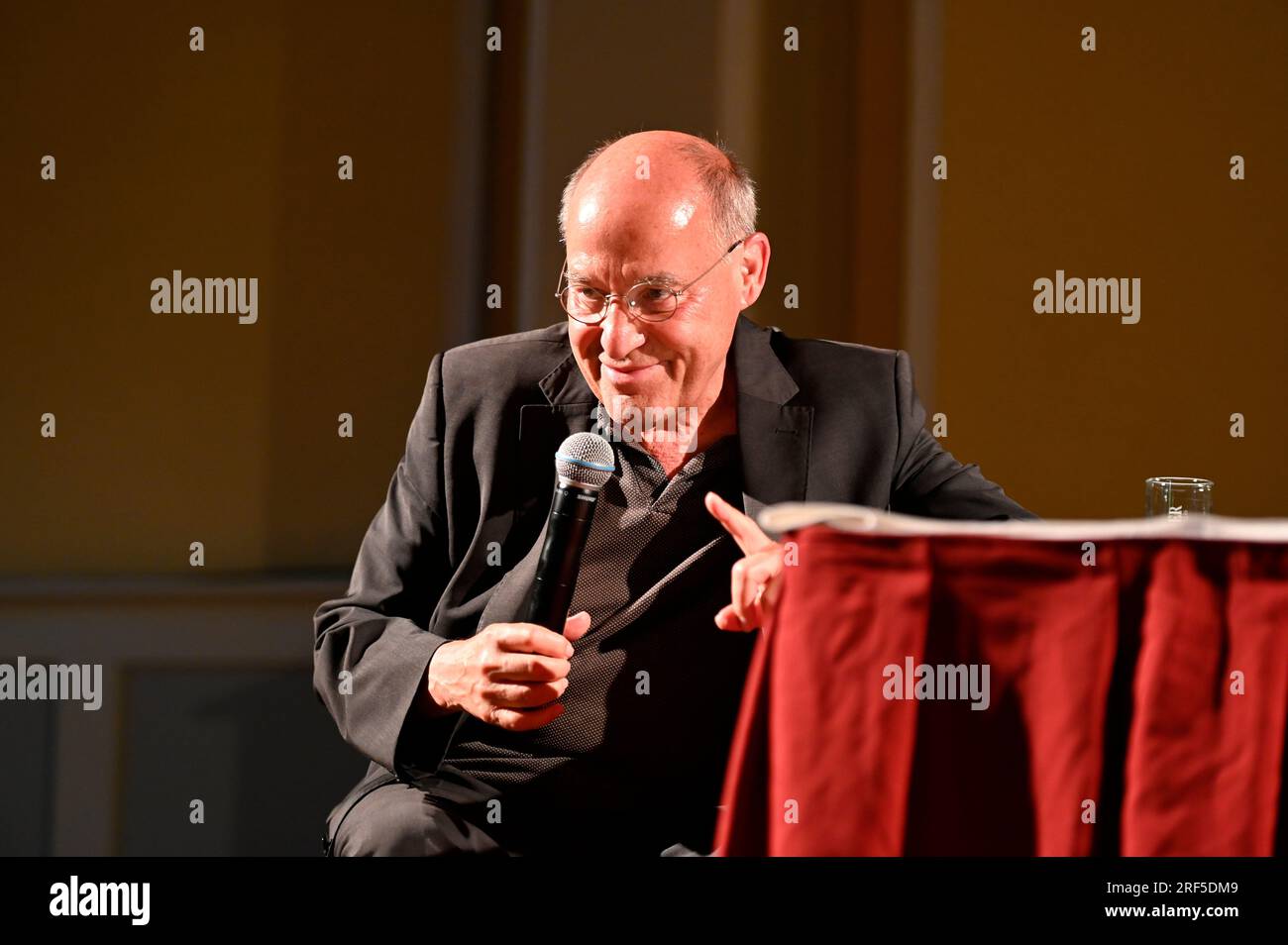 Gregor Gysi BEI Gregor Gysi - Ein Leben ist zu wenig - im Gespräch : Gregor Gysi und Hans-Dieter Schütt im Wichernhaus. Görlitz, 31.07.2023 Banque D'Images