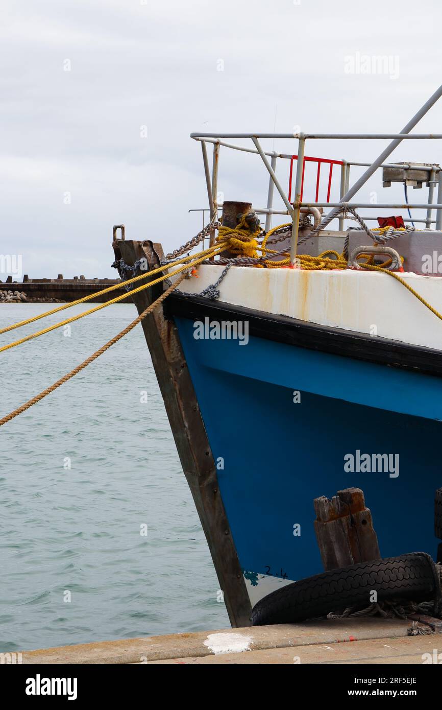 Bollard Bow bateau de pêche attaché avec corde jaune Banque D'Images