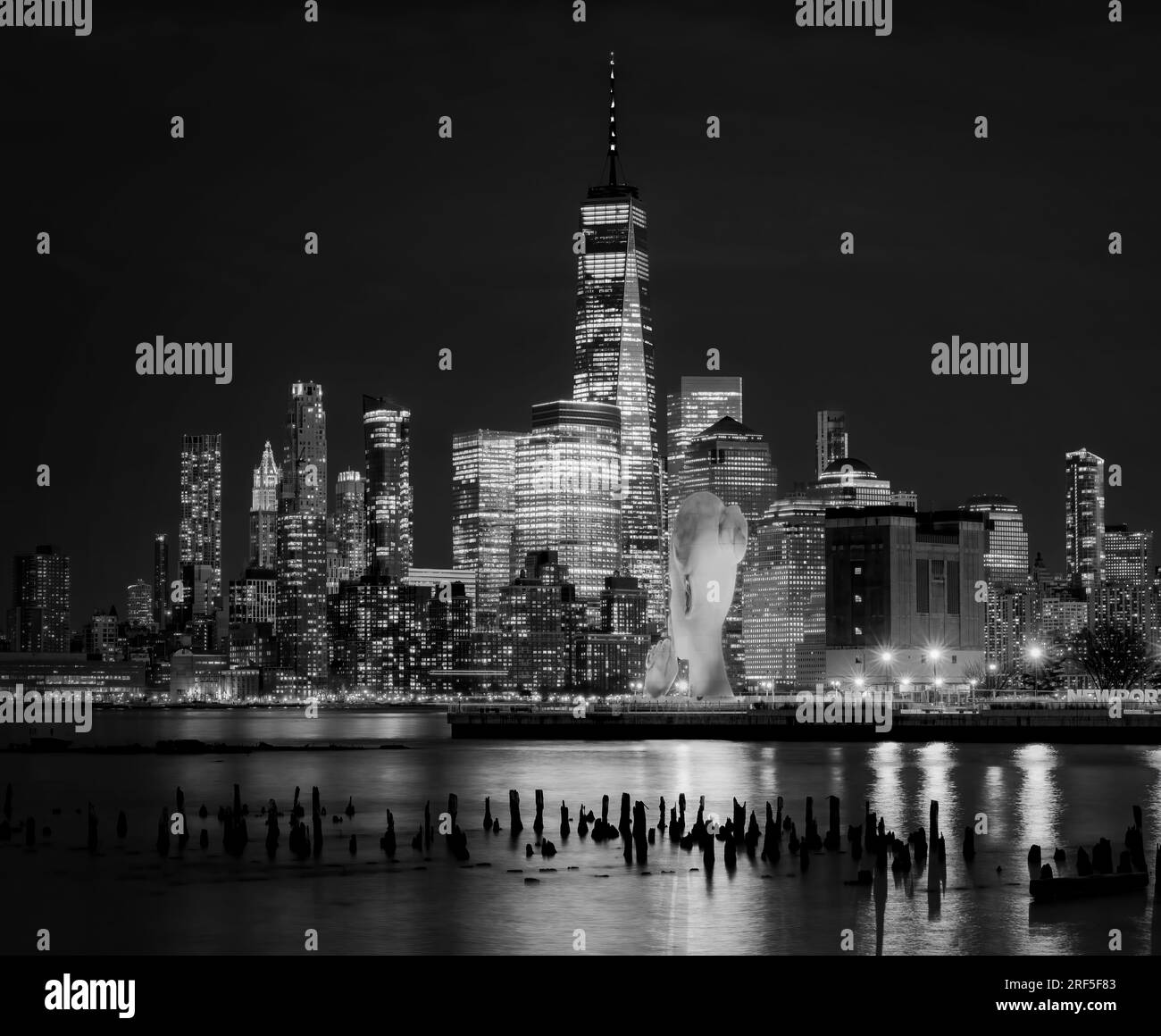 Vue sur la section Newport de Jersey City. Avec Water's Soul, une sculpture le long de la promenade du bord de mer de l'Hudson. Créé par Jaume Plensa. Banque D'Images
