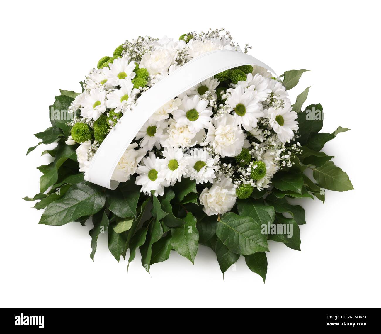 Couronne funéraire de fleurs avec ruban sur fond blanc Banque D'Images