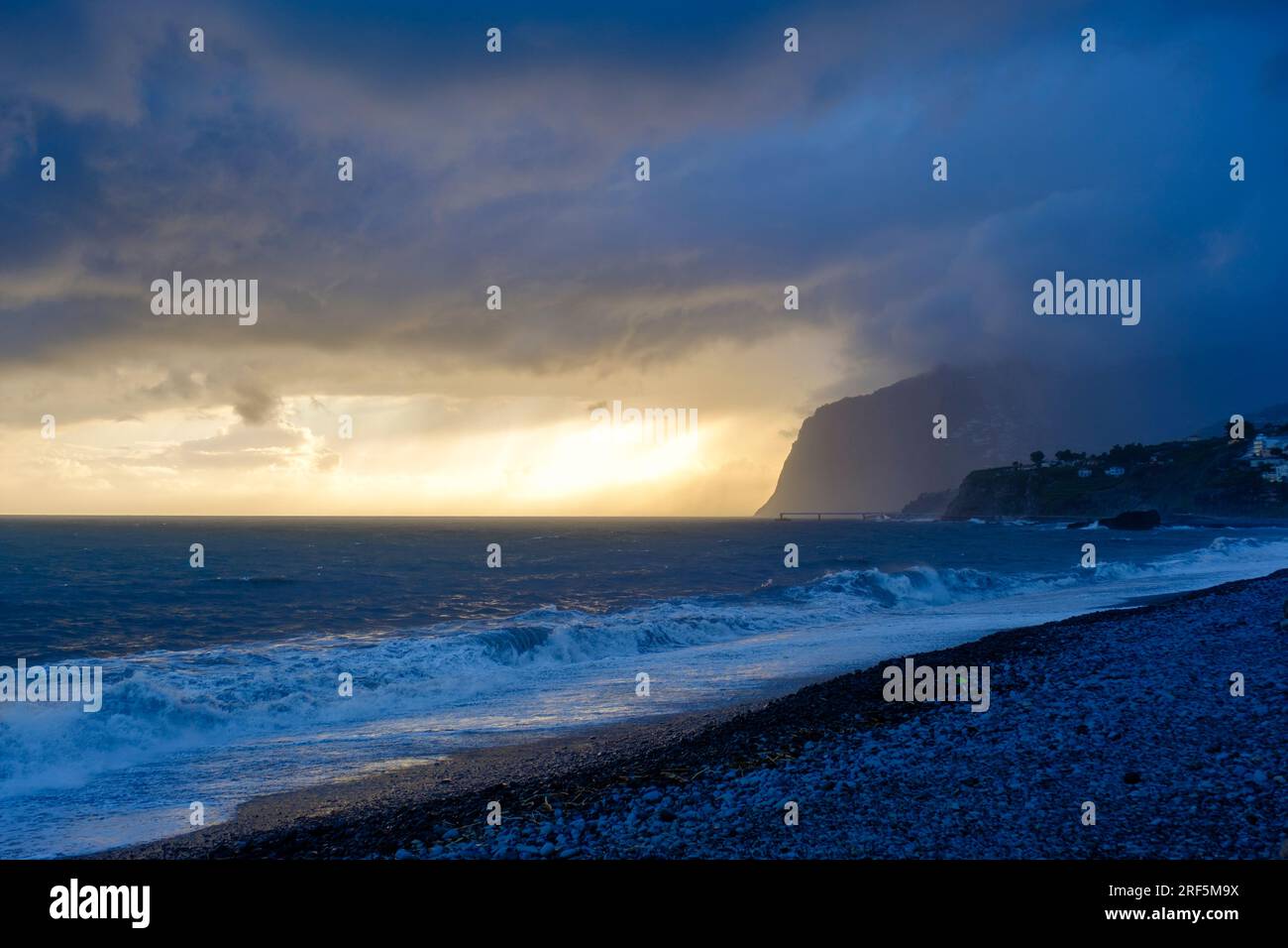 Paysage de la côte de Madère, surf coucher de soleil de l'île de Madère, nuages, Praia Formosa, plage de Formosa, Funchal, île de Madère côte sud du Portugal Banque D'Images