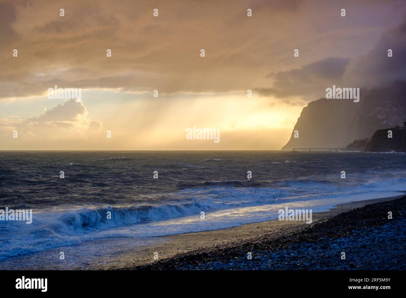 Paysage de la côte de Madère, côte de l'île de Madère coucher de soleil nuages surf, vagues Praia Formosa, Formosa Beach, Funchal, côte sud de l'île de Madère Portugal Banque D'Images