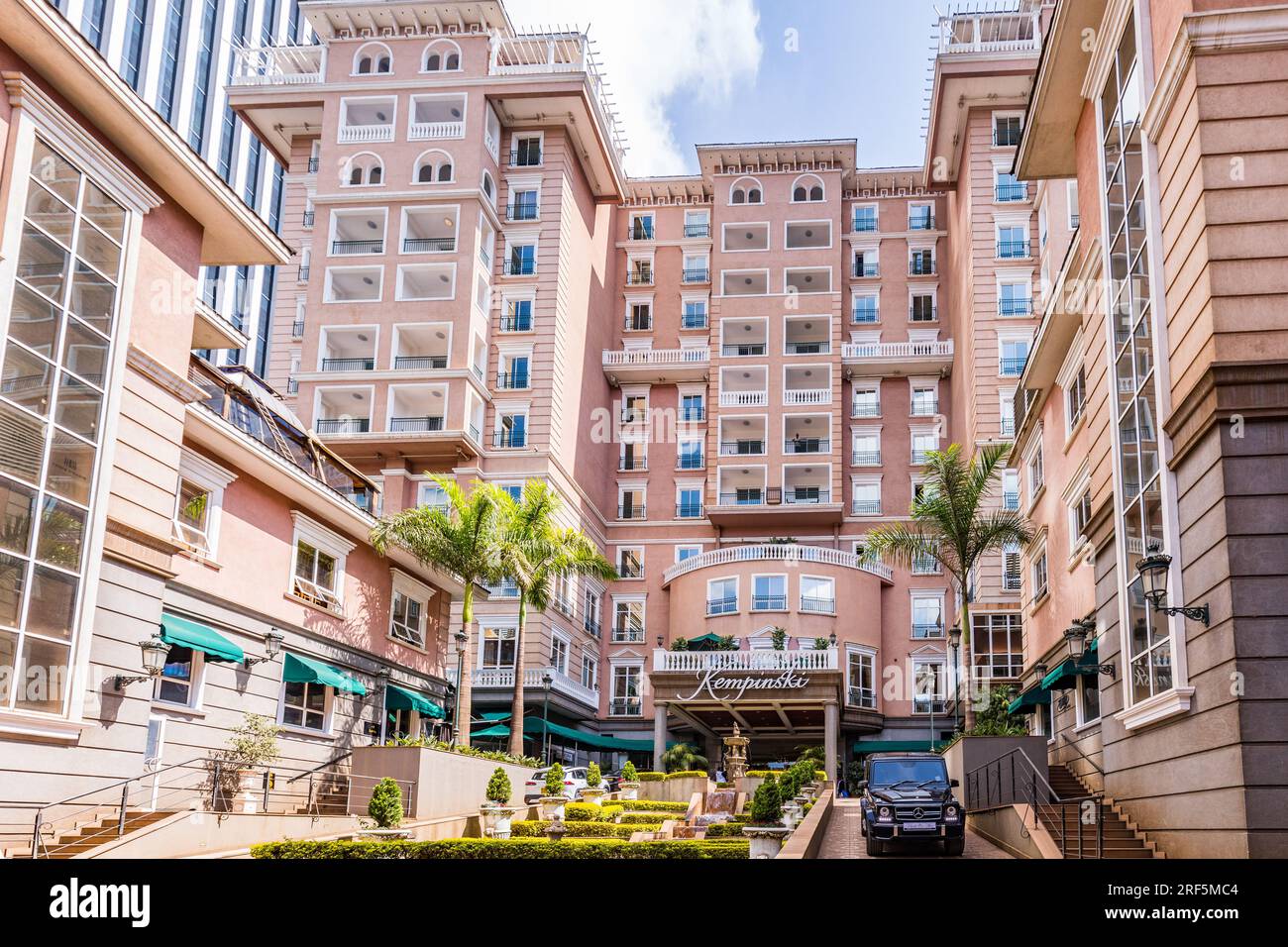 Villa Rosa Kempinski Nairobi Explorez la ville avec style et confort en séjournant dans le meilleur hôtel 5 étoiles de luxe de Nairobi. Offrant la fusion parfaite o Banque D'Images