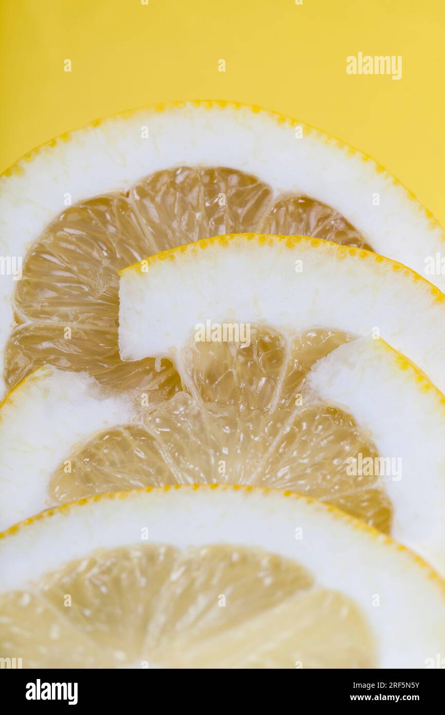 couper en morceaux juteux et délicieux citron jaune aigre, agrumes jaunes, délicieux citron aigre Banque D'Images