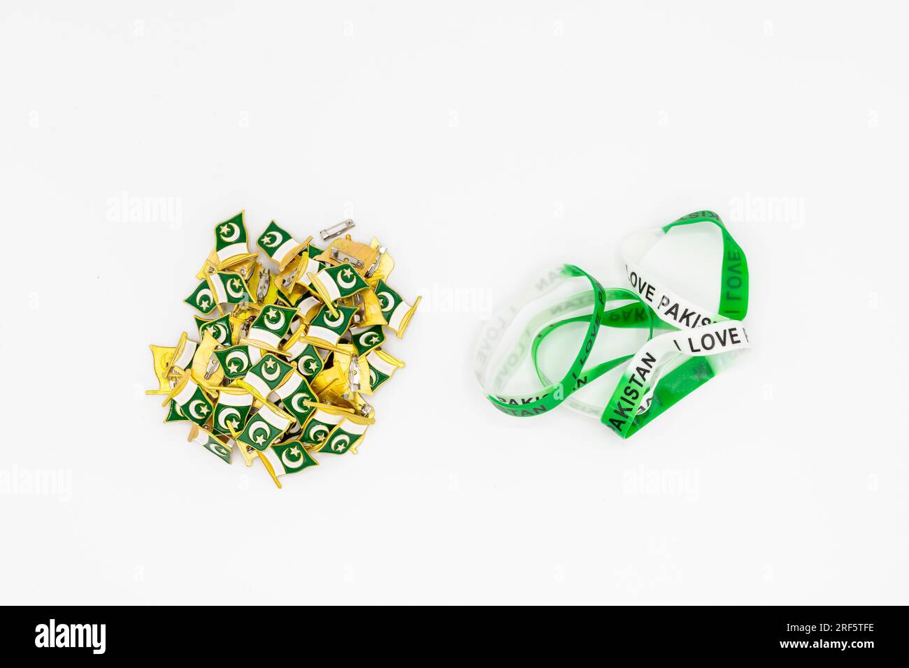 Badges de drapeau pakistanais et bracelets isolés sur fond blanc. Banque D'Images