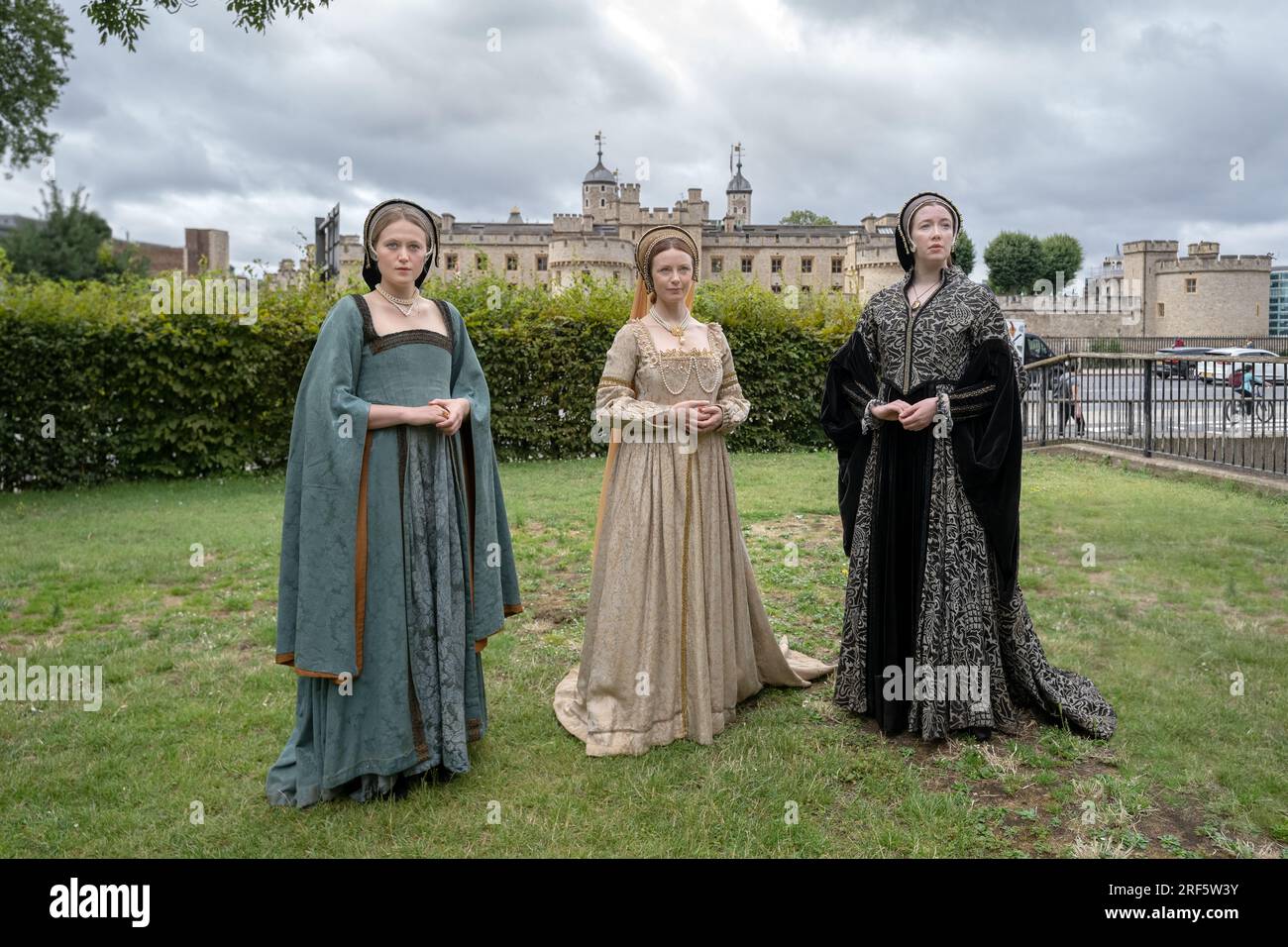 Des acteurs incarnant trois des sœurs Boleyn posent près de la Tour de Londres, où Anne a été détenue avant sa décapitation tristement célèbre en 1536. Banque D'Images