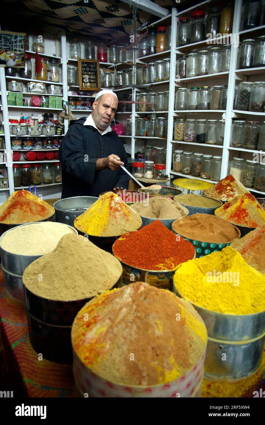 Un magasin d'épices avec commerçant dans le souk central à Taroudant, Maroc Banque D'Images