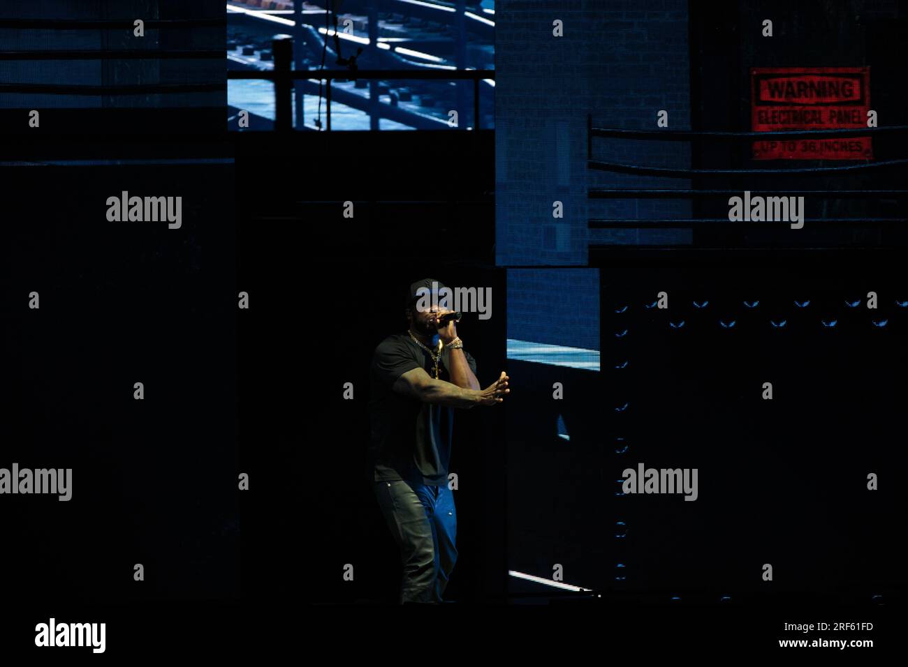 Toronto, Canada. 31 juillet 2023. 50 cent perfoms sur scène portant un  t-shirt noir, un pantalon en cuir noir et une casquette de baseball noire  crédit : Bobby Singh/Alamy Live News Photo