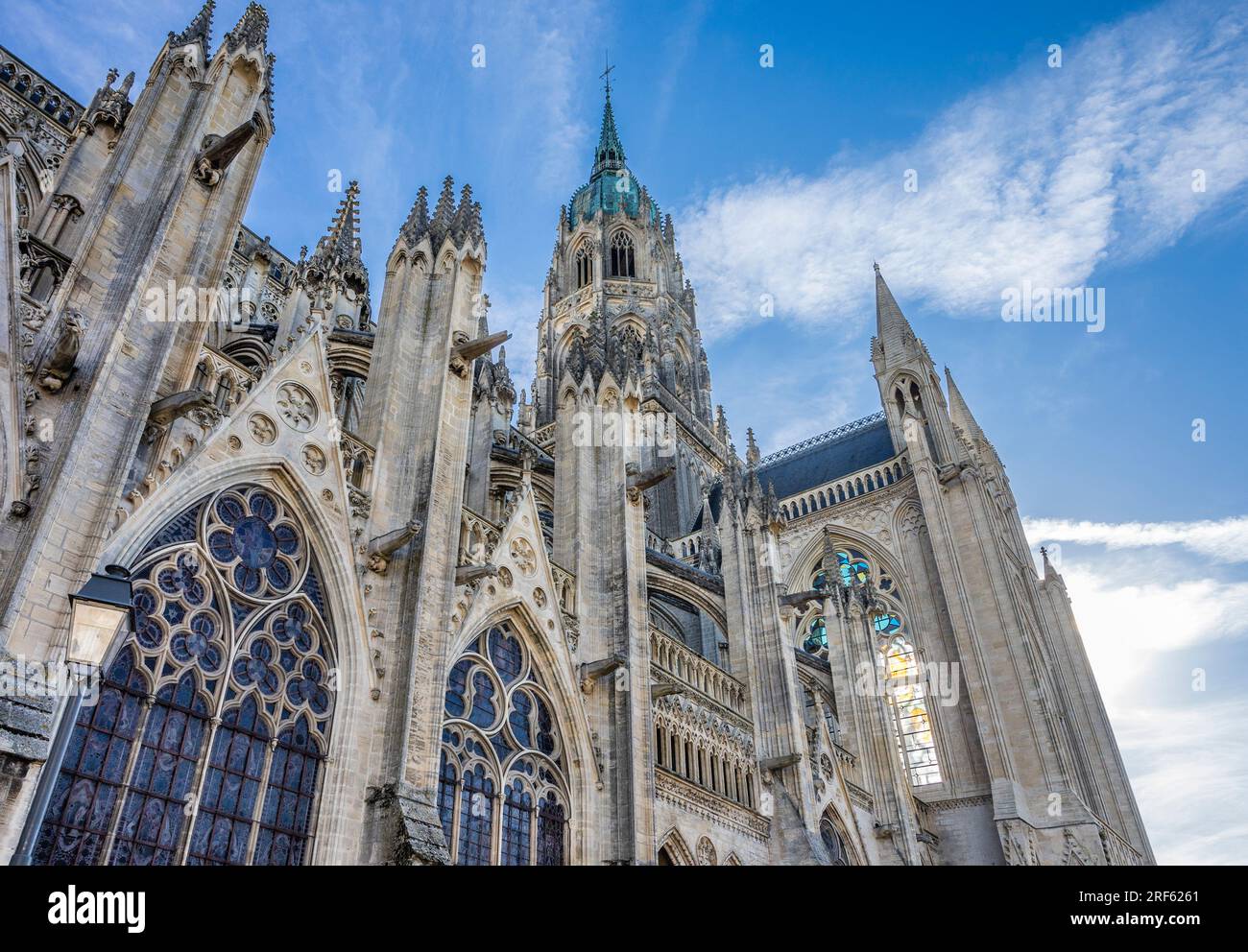 Façade sud des chapelles latérales et transept sud avec vue sur la tour centrale de la cathédrale de Bayeux, Bayeux dans le département du Calvados en Normandie Banque D'Images