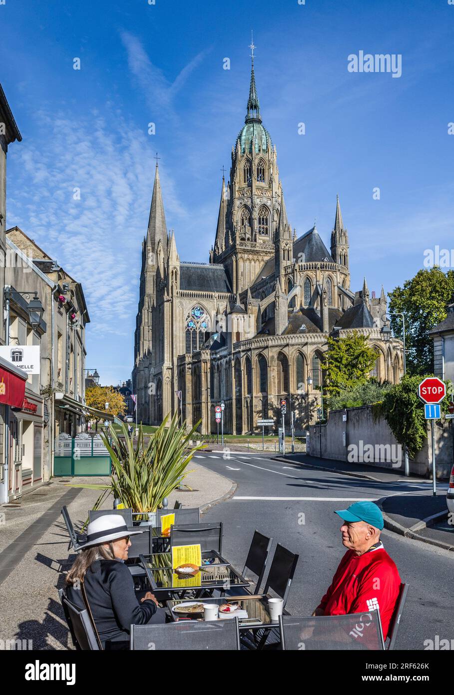 Petit déjeuner à la cathédrale de Bayeux, Bayeux dans le département du Calvados en Normandie dans le nord-ouest de la France Banque D'Images