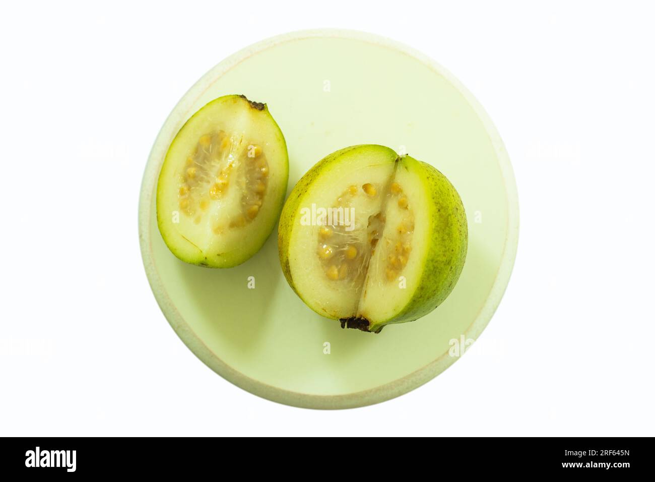 Une goyave est un petit fruit tropical sucré. Les goyaves jaune pâle ou vert clair sont les plus mûres. Le fruit entier de la goyave est comestible et peut être mangé comme Banque D'Images