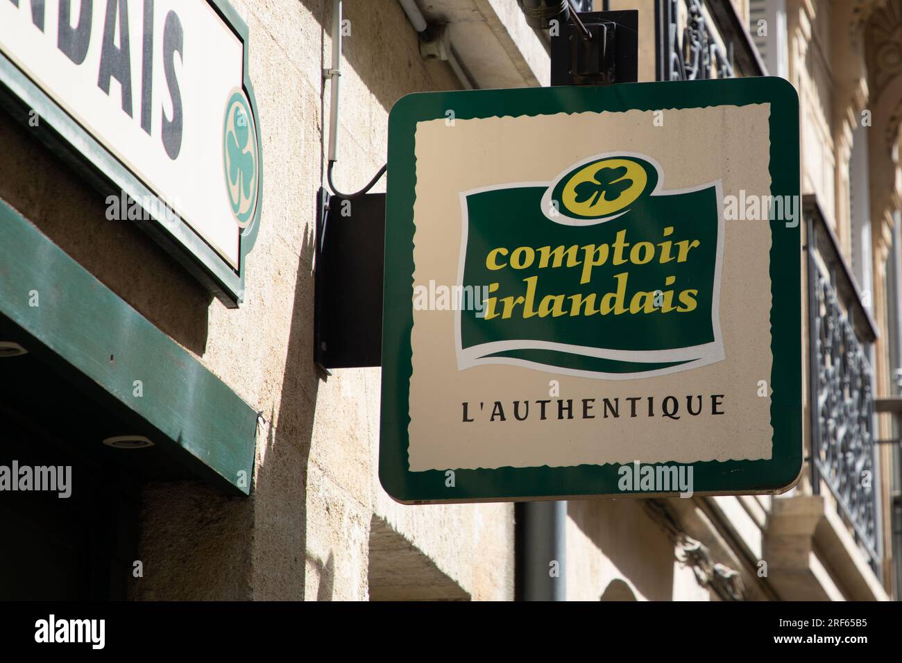 Bordeaux , France - 07 25 2023 : le Comptoir Irlandais logo texte et  enseigne façade panneau d'entrée mur magasin importé distribue irlandais  Scotti Photo Stock - Alamy