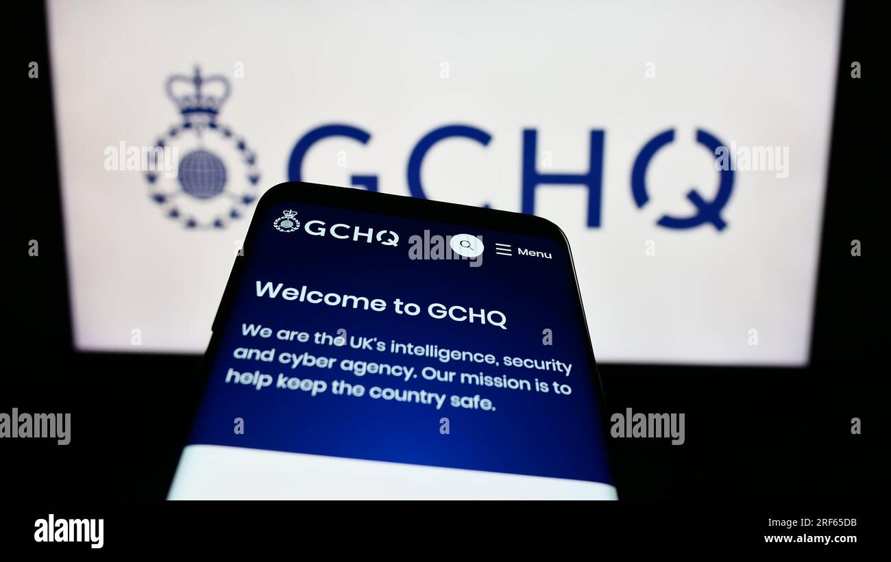 Téléphone mobile avec le site Web du siège social des communications gouvernementales (GCHQ) à l'écran devant le logo. Concentrez-vous sur le centre de l'écran du téléphone. Banque D'Images