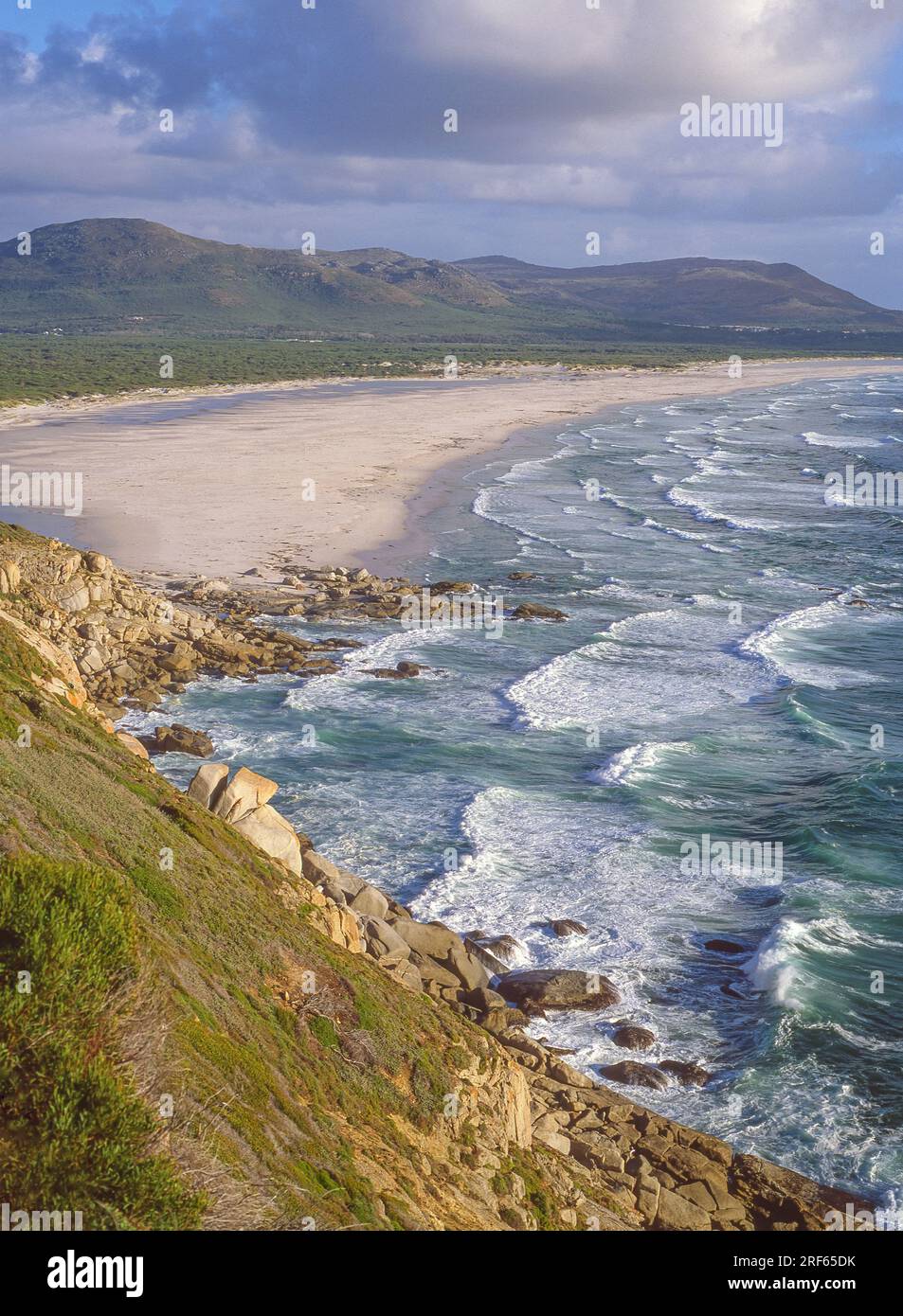 L'étendue de long Beach, avec Kommetjie en arrière-plan, la péninsule du Cap dans la province du Cap occidental, en Afrique du Sud. Banque D'Images