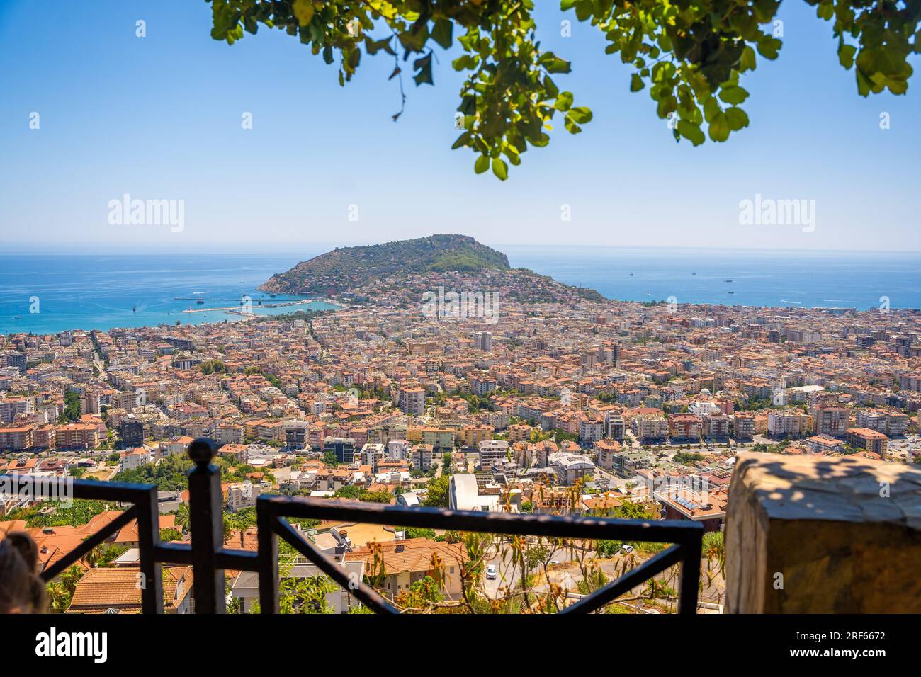 Alanya, Turquie - 18 juillet 2023 : vue panoramique de la ville d'Alanya depuis la colline en journée ensoleillée, Turquie Banque D'Images