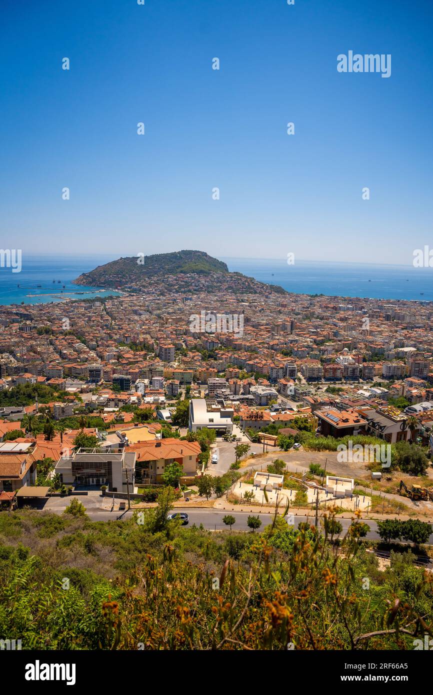Alanya, Turquie - 18 juillet 2023 : vue panoramique de la ville d'Alanya depuis la colline en journée ensoleillée, Turquie Banque D'Images