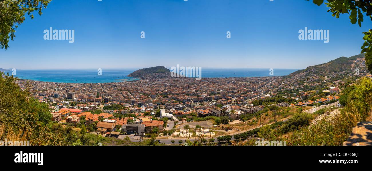 Alanya, Turquie - 18 juillet 2023 : vue panoramique de la ville d'Alanya depuis la colline en journée ensoleillée, Turquie Banque D'Images