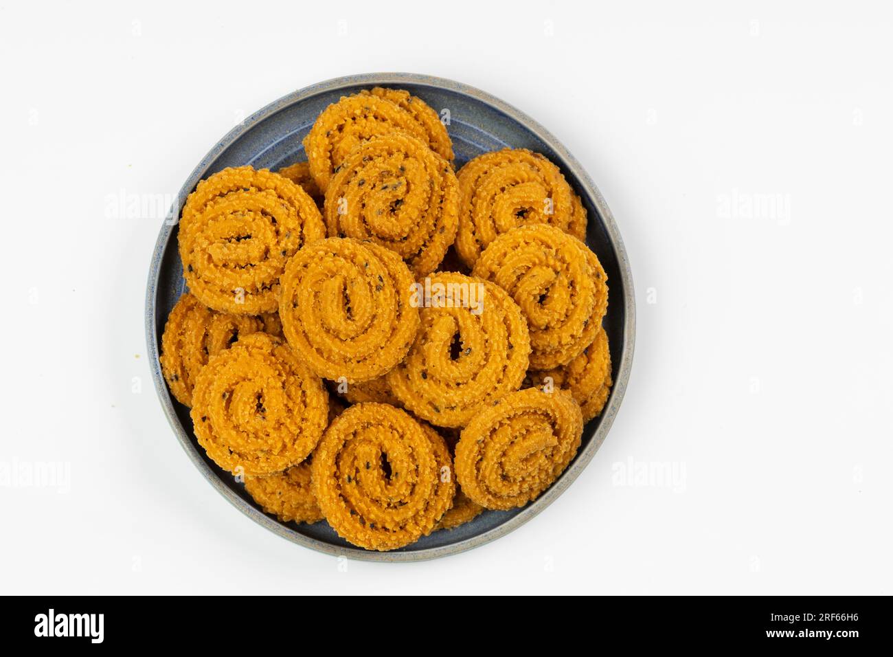 MURUKKU, Kerala collation spéciale à base de farine de riz, image isolée disposée sur fond blanc. Banque D'Images