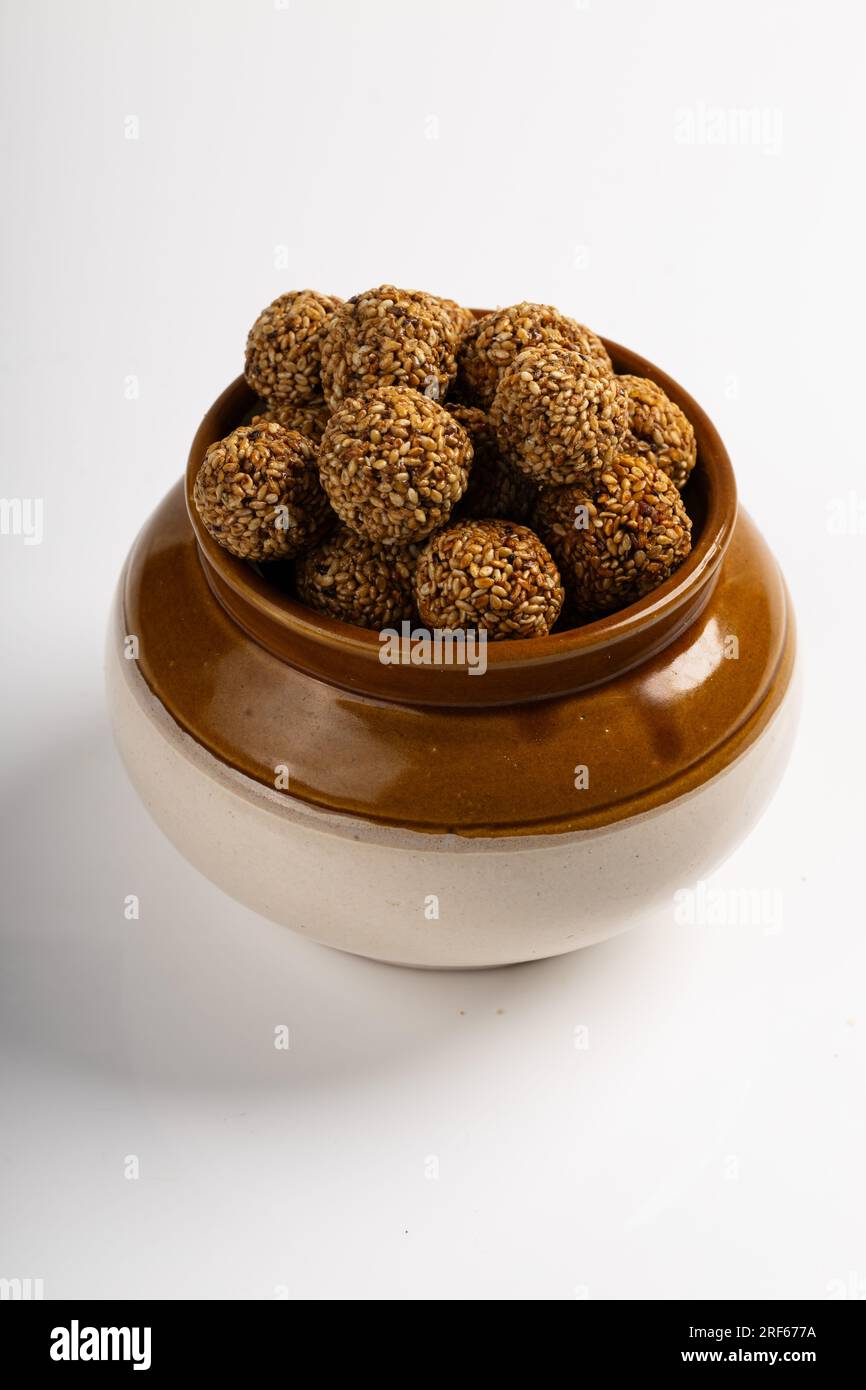 Sesame Ladoo ou Ellunda ou Til ladoo, une friandise indienne traditionnelle à base de graines de sésame et de jaggery, image isolée avec fond blanc. Banque D'Images