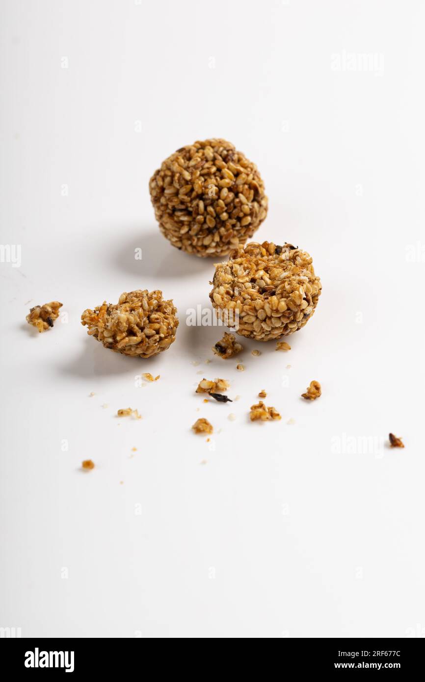 Sesame Ladoo ou Ellunda ou Til ladoo, une friandise indienne traditionnelle à base de graines de sésame et de jaggery, image isolée avec fond blanc. Banque D'Images