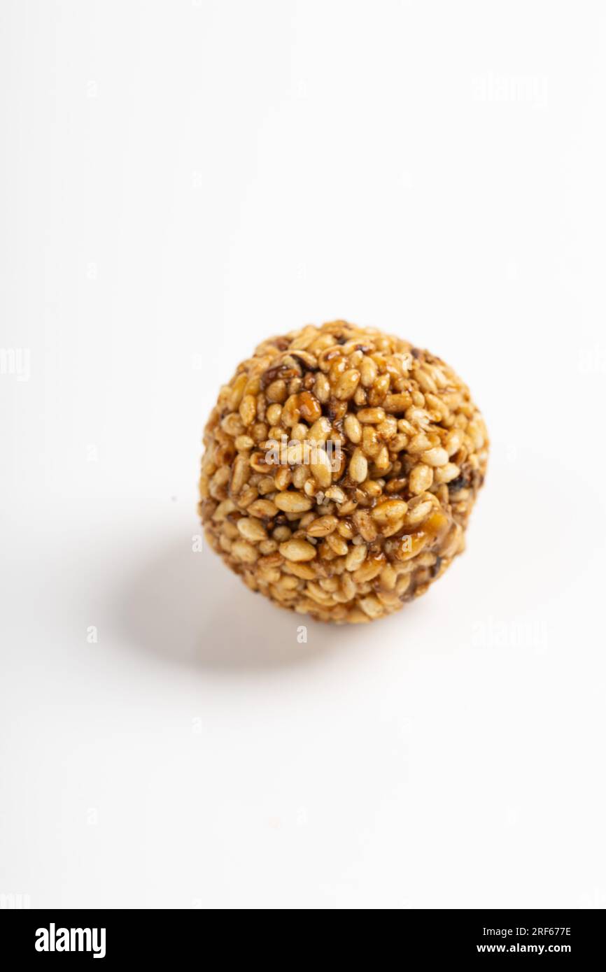 Sesame Ladoo ou Ellunda ou Til ladoo, une friandise indienne traditionnelle à base de graines de sésame et de jaggery, image isolée avec fond blanc. Banque D'Images