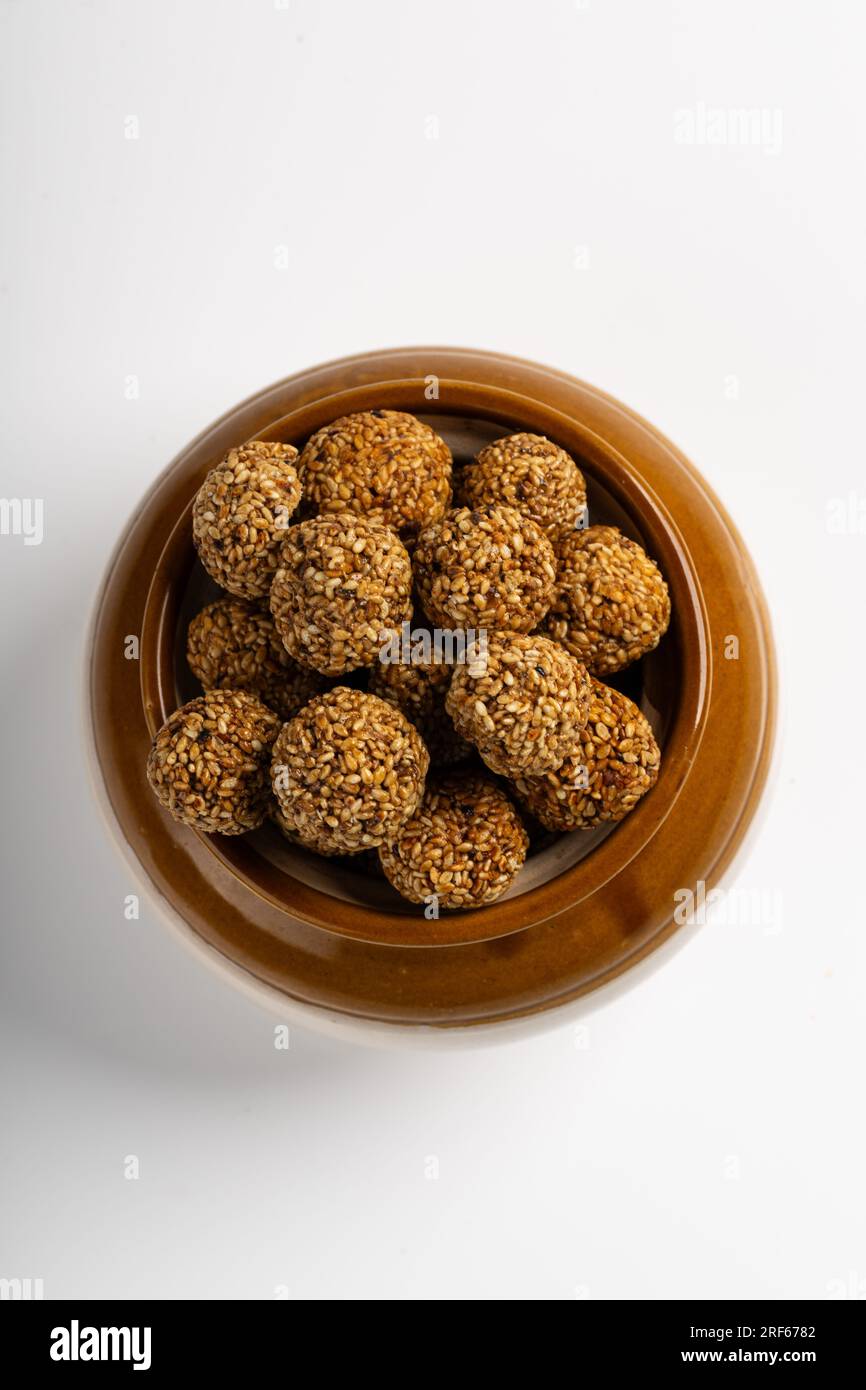 Sesame Ladoo ou Ellunda ou Til ladoo, une friandise indienne traditionnelle à base de graines de sésame et de jaggery, image isolée avec fond blanc. Banque D'Images