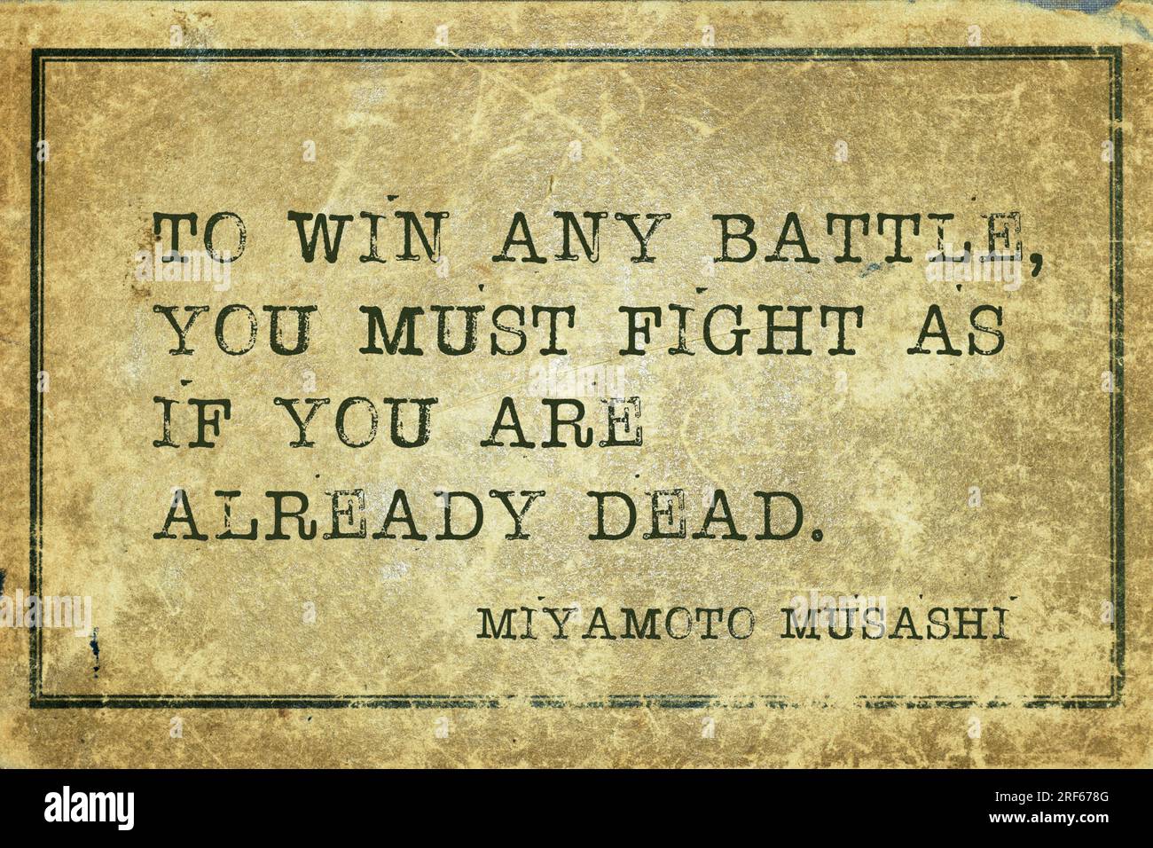 Pour gagner une bataille, vous devez vous battre comme si vous étiez déjà mort - ancien épéiste japonais et ronin Miyamoto Musashi citation imprimée sur grunge vintage c. Banque D'Images