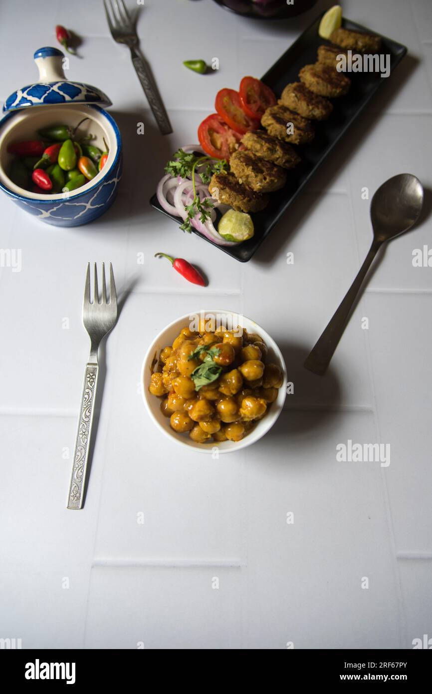 Vue de dessus de l'ingrédient alimentaire chole kebab ou masala aux pois chiches. Banque D'Images
