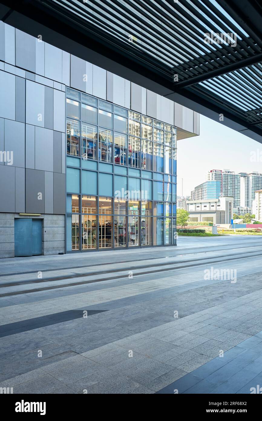 Rues piétonnes et extérieurs des bâtiments des centres commerciaux de la ville Banque D'Images