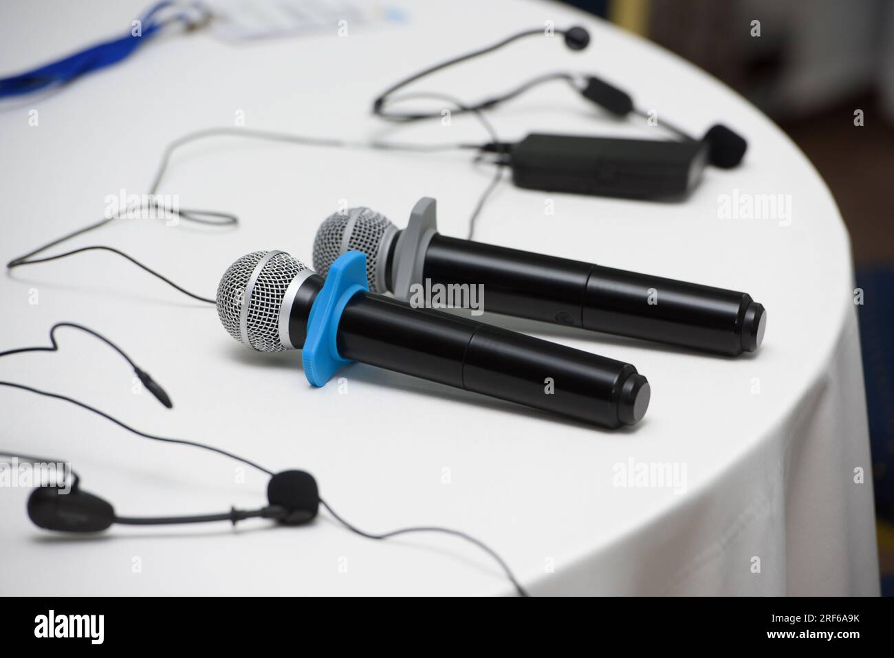 deux microphones sur une table ronde. nappe blanche Banque D'Images