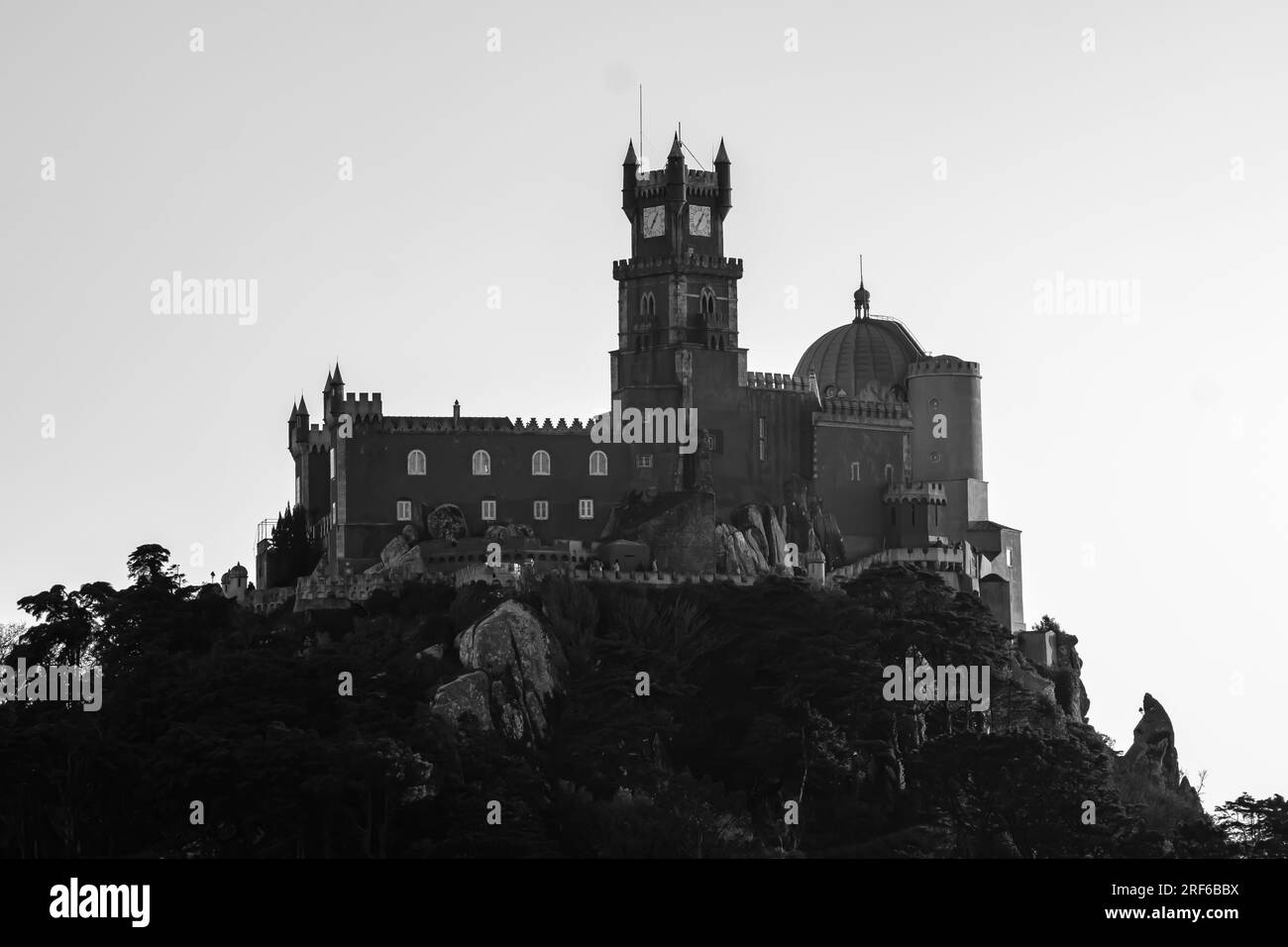 Sintra, Portugal - 5 janvier 2020 : le palais de Pena dans la municipalité de Sintra au Portugal en noir et blanc Banque D'Images
