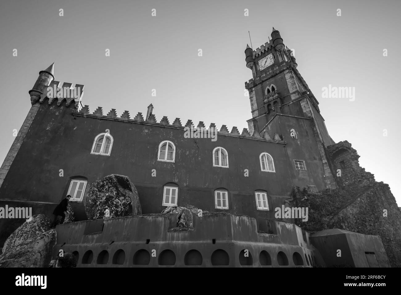 Sintra, Portugal - 5 janvier 2020 : le palais de Pena dans la municipalité de Sintra au Portugal en noir et blanc Banque D'Images
