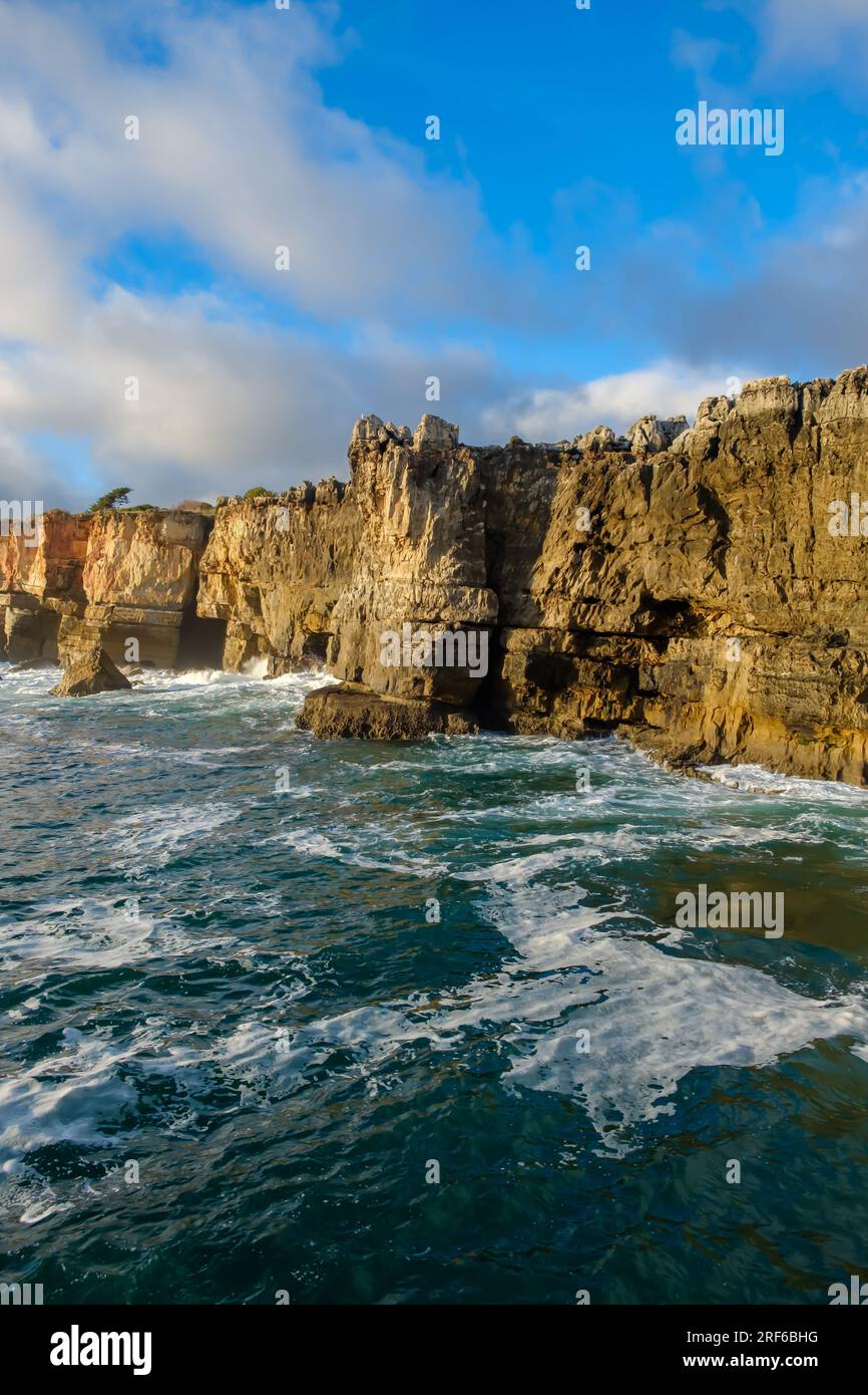 Vue panoramique de la Boca de Inferno, où les touristes profitent des vagues écrasant sur les rochers à Cascais Portugal Banque D'Images