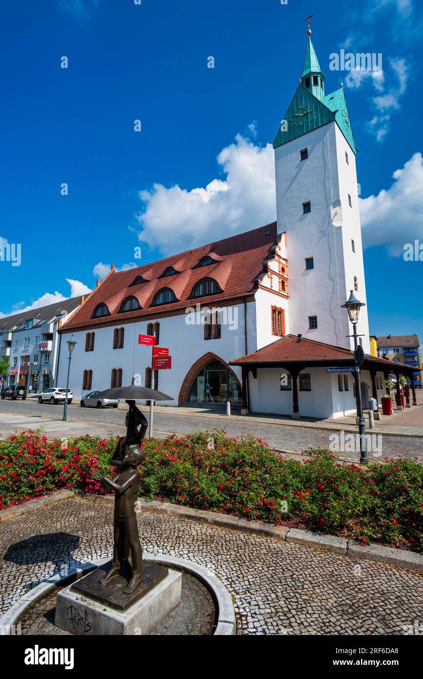 Sculpture enfants sous un parapluie devant la mairie Fuerstenwalde Spree, Brandebourg, Allemagne Banque D'Images