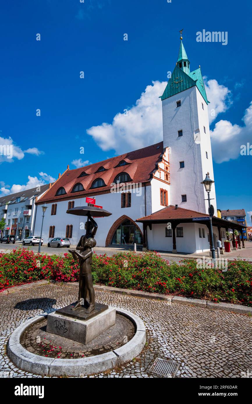 Sculpture enfants sous un parapluie devant la mairie Fuerstenwalde Spree, Brandebourg, Allemagne Banque D'Images