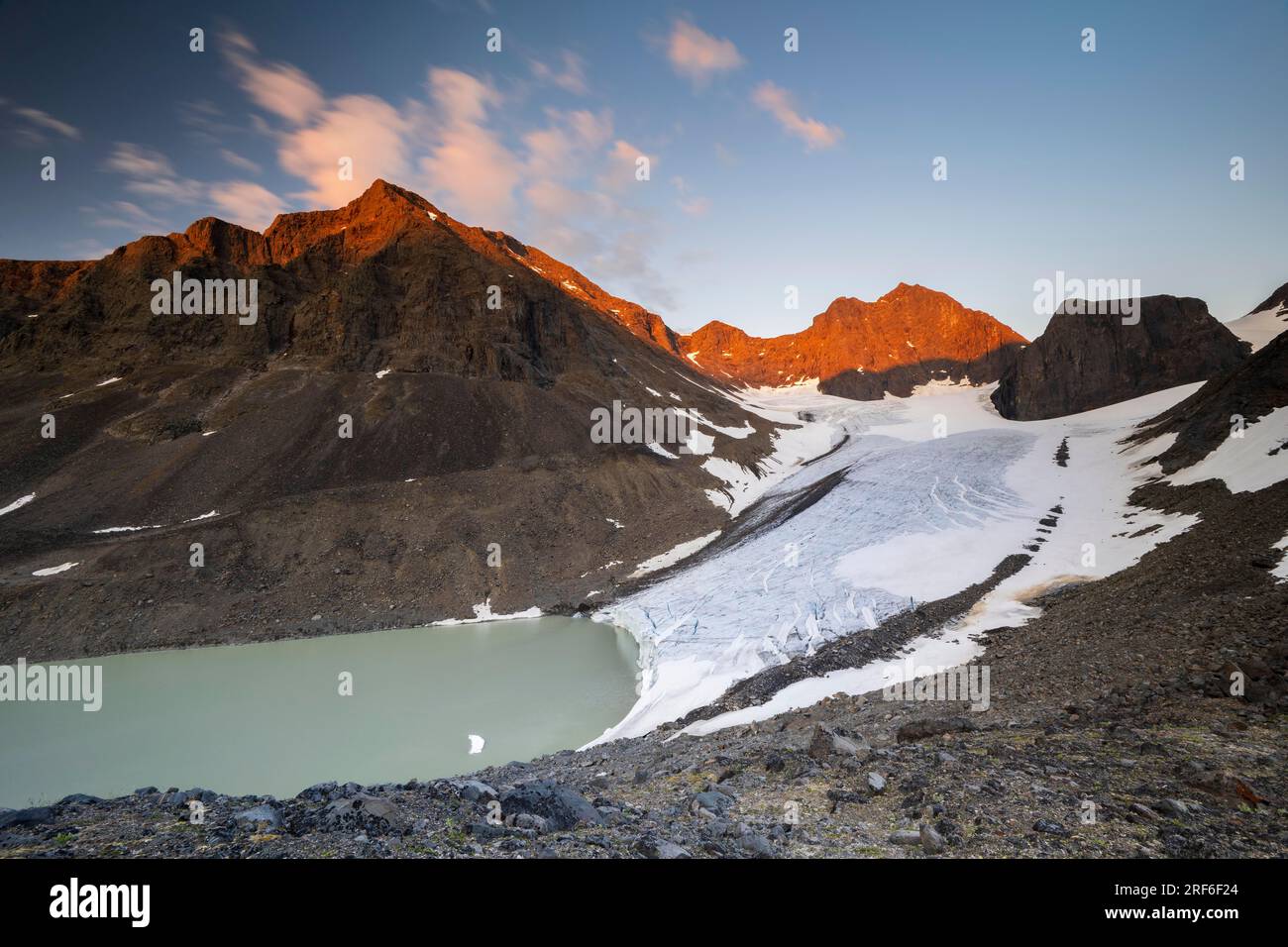 Vallée de Kaskasavagge avec glacier et montagnes de Kaskapakte, montagne de Kaskasatjakka, lac glaciaire avec moraine, massif de Kebnekaise, Laponie, Suède Banque D'Images