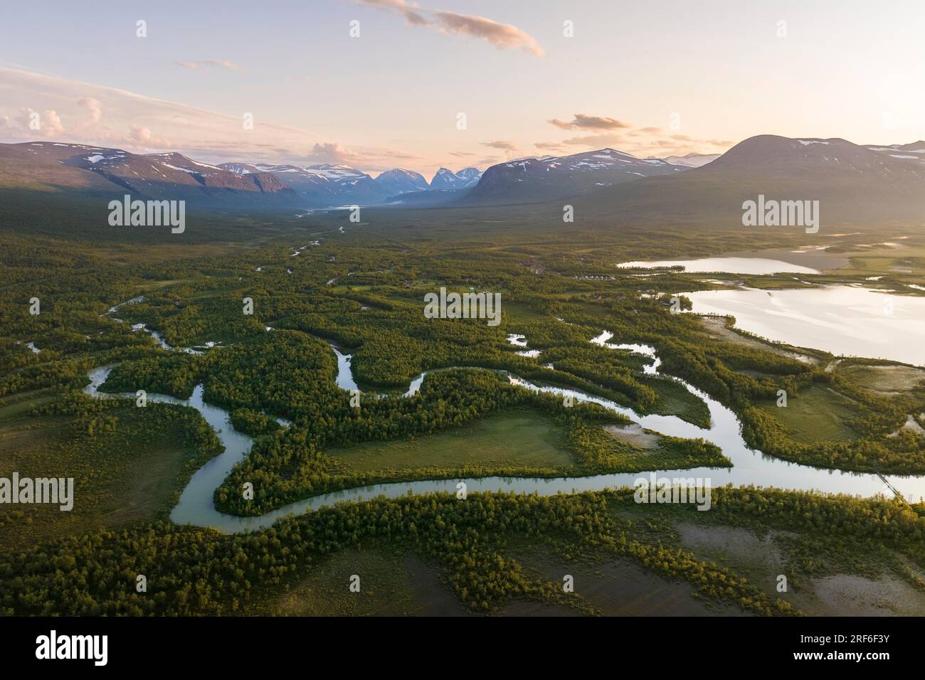 Delta de la rivière Laddjujohka, lac Paittasjaervi, massif Kebnekaise à l'arrière, Nikkaluokta, Laponie, Suède Banque D'Images