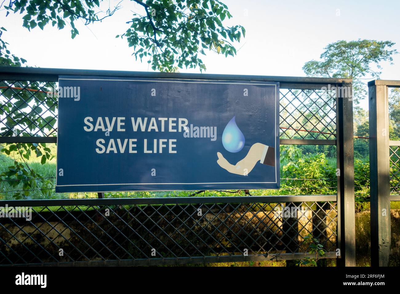 28 juin 2023.Dehradun ville, Uttarakhand Inde. Panneau d'affichage captivant action inspirante : « Save Water Save Life », avec citations et clip de gouttes d'eau Banque D'Images