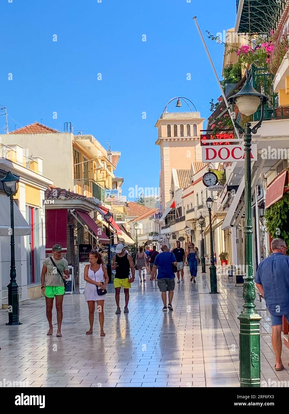 Quartier commerçant avec l'église catholique d'Argostoli sur la pittoresque Lithostroto, Céphalonie Banque D'Images