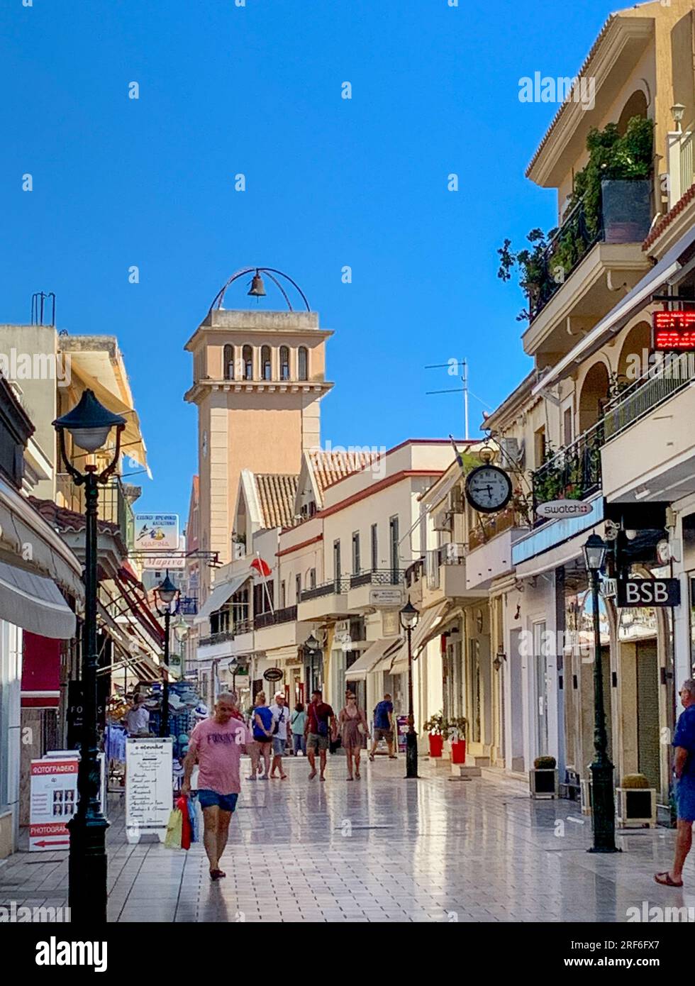 Quartier commerçant avec l'église catholique d'Argostoli sur la pittoresque Lithostroto, Céphalonie Banque D'Images