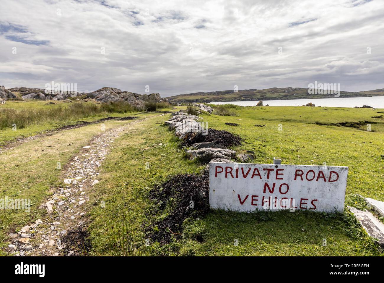 Panneau de rue ' Private Road, no vehicules' sur l'île de Colonsay en Écosse Banque D'Images