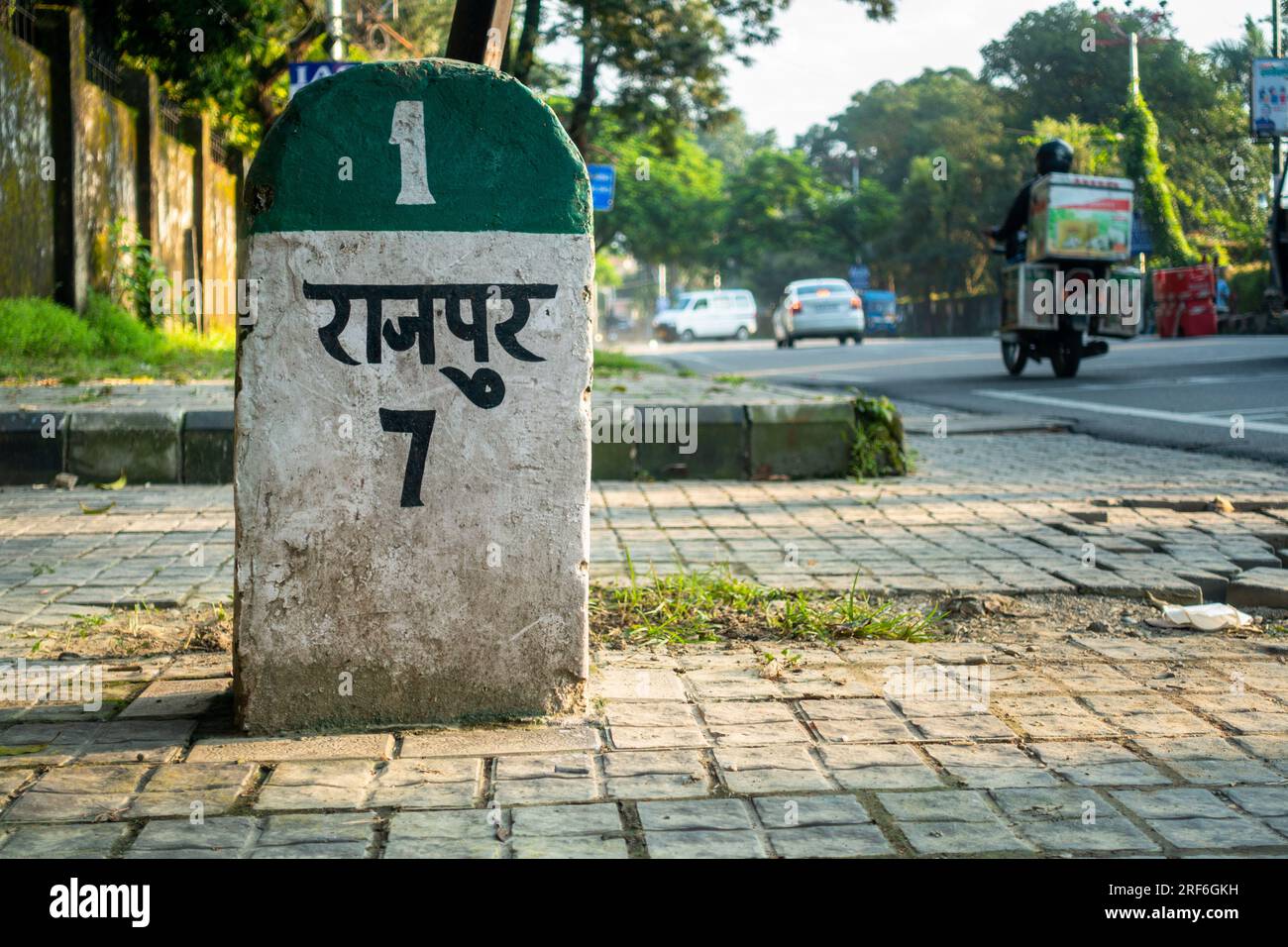 28 juin 2023.Dehradun ville, Uttarakhand, Inde : jalon routier affichant la distance à Rajpur ville sur Rajpur Road. Banque D'Images