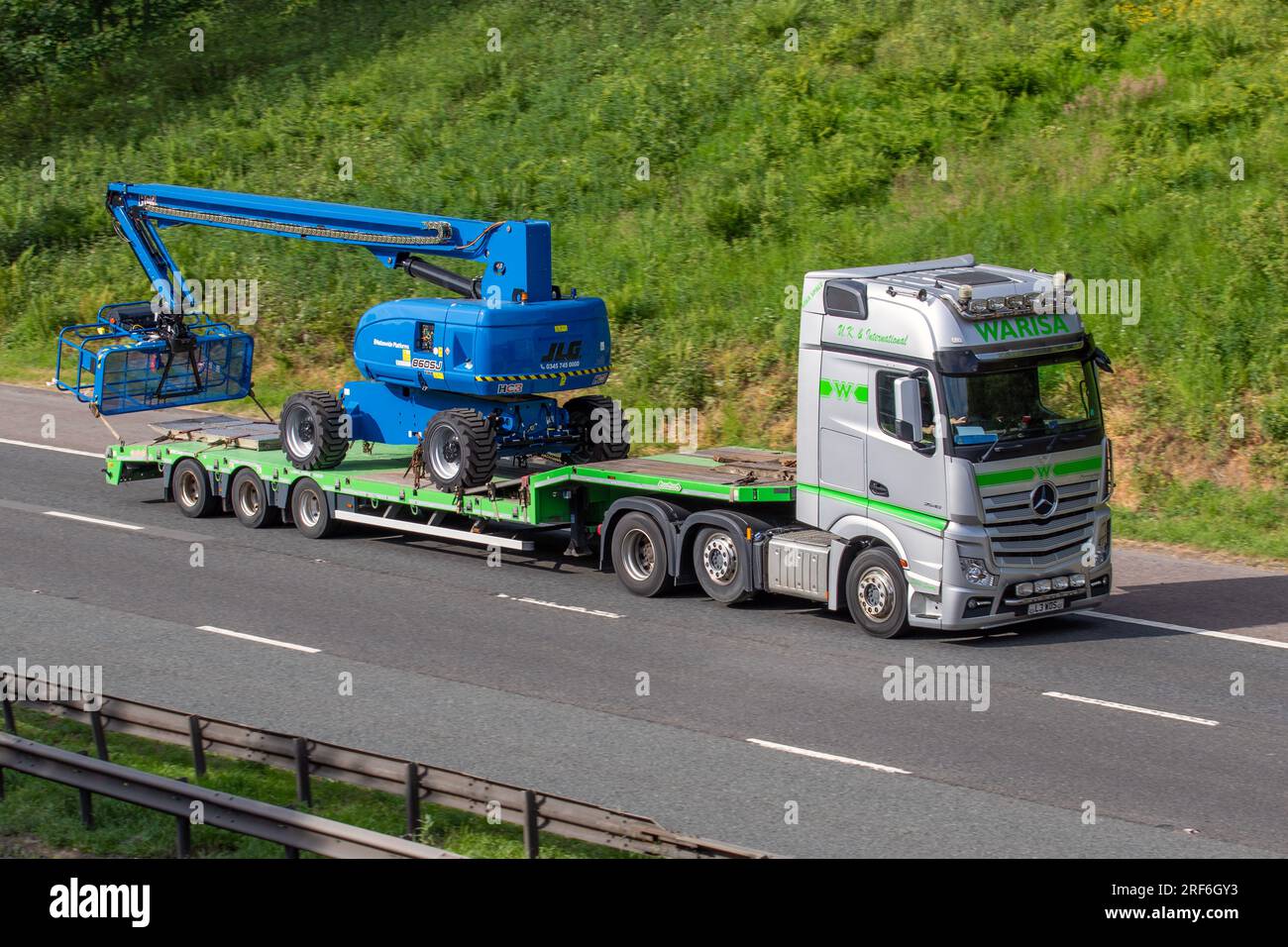 Plates-formes nationales pour la location ; camions de livraison de transport, camion, transport, camion à plateau, Transport de véhicule à plateau, transporteur de marchandises, véhicule Scania 2020, élévateurs à flèche télescopique haute capacité 860SJ, cueilleurs de cerises, montures pour camions et fourgonnettes. Industrie européenne du transport commercial poids lourd, M6 à Manchester, Royaume-Uni Banque D'Images