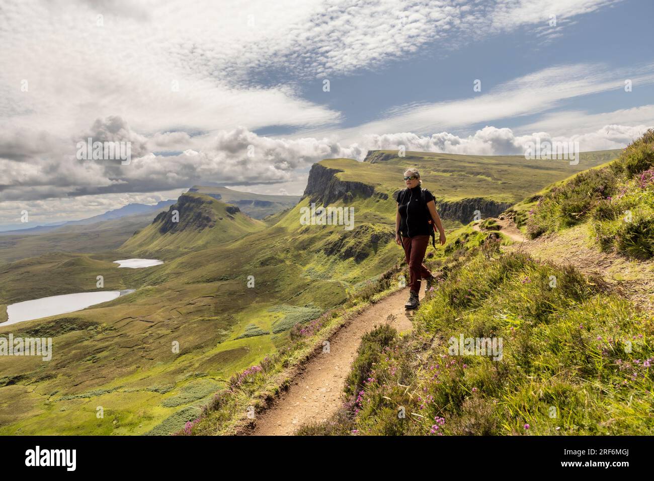Femme randonnée sur la chaîne de montagnes Quiraing. C'est une formation géologique sur l'île écossaise de Skye et un paradis pour les randonneurs Banque D'Images