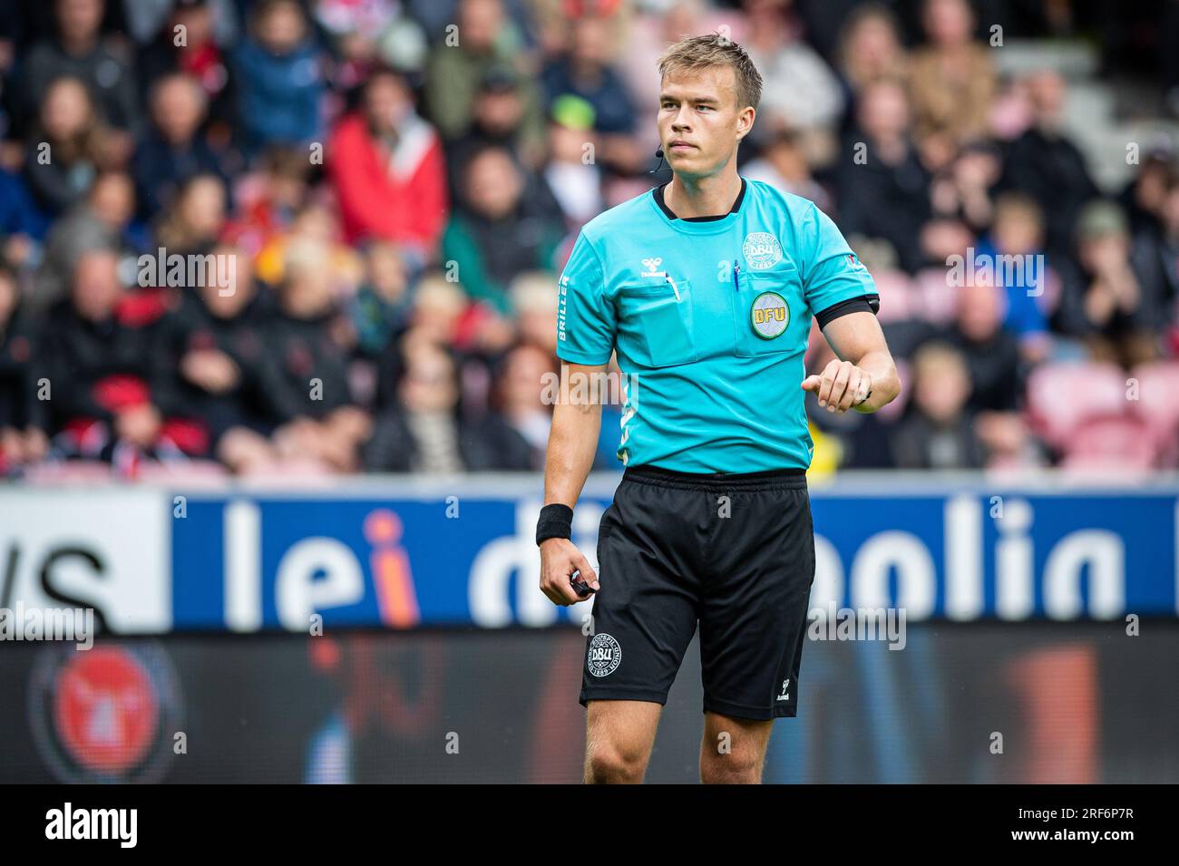 Herning, Danemark. 30 juillet 2023. Arbitre Jacob Karlsen vu lors du 3F Superliga match entre le FC Midtjylland et Silkeborg IF au MCH Arena de Herning. (Crédit photo : Gonzales photo - Morten Kjaer). Banque D'Images