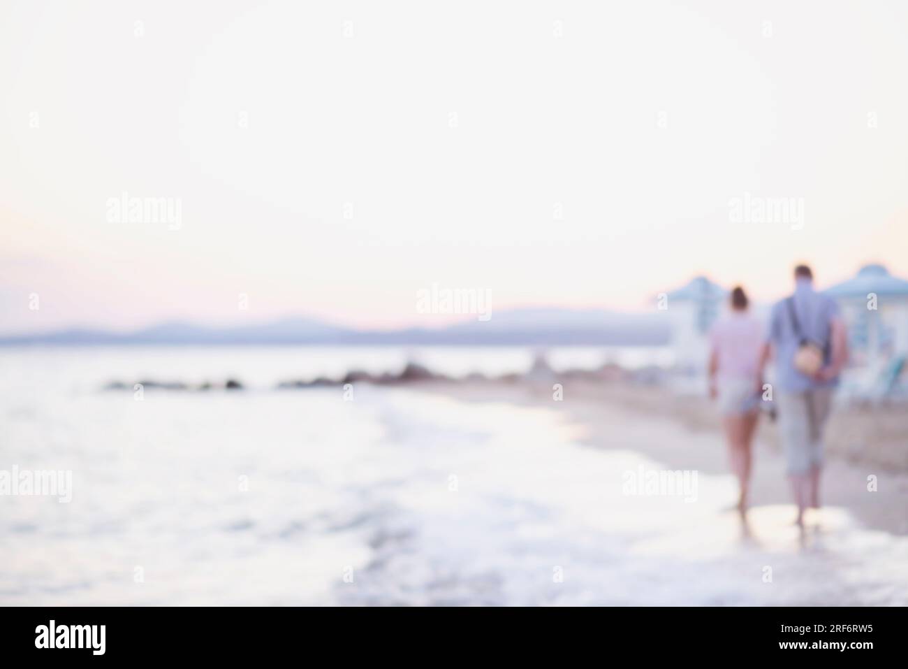 Flou photo de couple marchant dans la plage. Couple romantique profitant de la belle Sunset Walk sur la plage. Banque D'Images